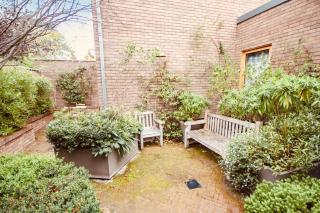 Gorgeous 1-Bedroom Fully Self-Contained Apartment Suited in the Central Heart of Cambridge - Cambridge - 1