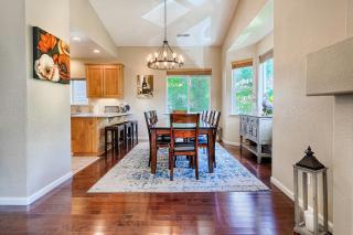 Spacious 4BD 3BA with hot tub, fire pit, and wraparound deck - Sonoma - 4