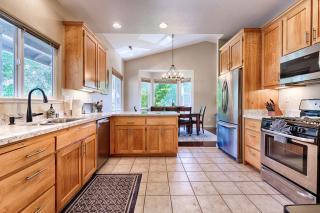 Spacious 4BD 3BA with hot tub, fire pit, and wraparound deck - Sonoma - 6