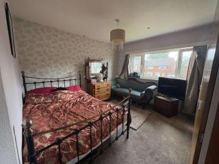 Spacious 2 bedroom property - 6