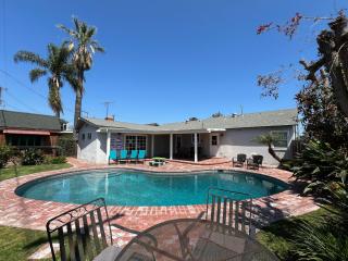 Anaheim California, Beautiful Pool Home, Short Walk to Disney - Anaheim - 0