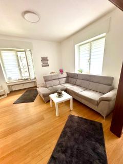 Wohlfühloase mitten in der Duisburger City, Tolles Design, hochwertig, Vollausstattung, 2 Zimmer, großes Bad & WC, große Küche, Smart TV, 5 min zum Hbf Duisburg, und 20 min zum Düsseldorfer Flughafen - Duisburg - 0