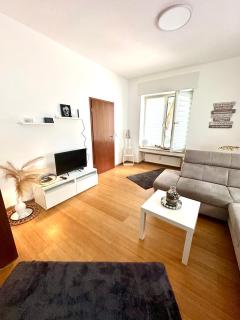 Wohlfühloase mitten in der Duisburger City, Tolles Design, hochwertig, Vollausstattung, 2 Zimmer, großes Bad & WC, große Küche, Smart TV, 5 min zum Hbf Duisburg, und 20 min zum Düsseldorfer Flughafen - Duisburg - 9