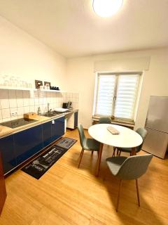 Wohlfühloase mitten in der Duisburger City, Tolles Design, hochwertig, Vollausstattung, 2 Zimmer, großes Bad & WC, große Küche, Smart TV, 5 min zum Hbf Duisburg, und 20 min zum Düsseldorfer Flughafen - Duisburg - 5