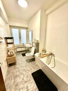 Wohlfühloase mitten in der Duisburger City, Tolles Design, hochwertig, Vollausstattung, 2 Zimmer, großes Bad & WC, große Küche, Smart TV, 5 min zum Hbf Duisburg, und 20 min zum Düsseldorfer Flughafen - Duisburg - 4