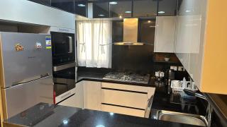 Luxury 1BR Apartment with Stunning View - Abū Rawwāsh - 4