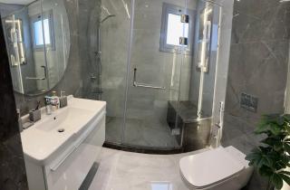 Luxury 1BR Apartment with Stunning View - Abū Rawwāsh - 2
