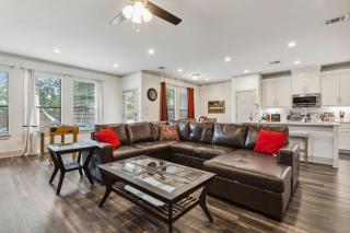King Bed, Hot Tub, PS4, BBQ, Large Yard & Garage! - Dallas - 0