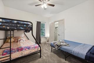 King Bed, Hot Tub, PS4, BBQ, Large Yard & Garage! - Dallas - 4
