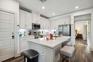 King Bed, Hot Tub, PS4, BBQ, Large Yard & Garage! - Dallas - 5