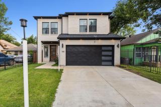 King Bed, Hot Tub, PS4, BBQ, Large Yard & Garage! - Dallas - 2