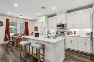 King Bed, Hot Tub, PS4, BBQ, Large Yard & Garage! - Dallas - 1