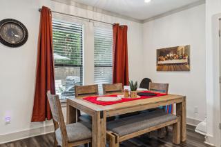 King Bed, Hot Tub, PS4, BBQ, Large Yard & Garage! - Dallas - 3
