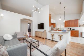Stylish & Sunny With Heated Pool In The Foothills! - Phoenix - 2