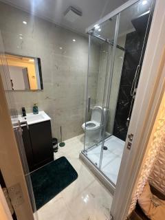Flat in London - Uxbridge - 9