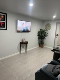 Cozy and comfy 1 BEDROOM basement suite at Cougar ridge SW Calgary - Calgary - 4