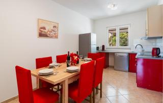 3 Bedroom Amazing Apartment In Milna - 2