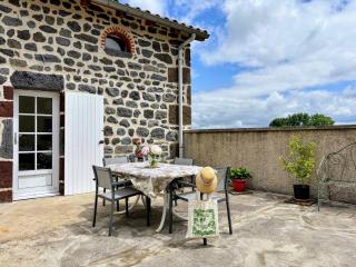 Gîte tout inclus avec terrasse, jardin et parkings, proche Puy-en-Velay et chemins de randonnée. - FR-1-582-323 - Séneujols - 2