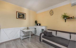 1 Bedroom Stunning Apartment In Povile - Povile - 2