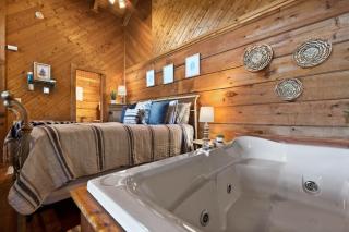 View Location Studio Log Cabin Hot Tub Fireplace - 7
