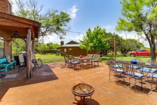 1 Mi to Lake Pet-Friendly Cabin in Strawn - Strawn - 9