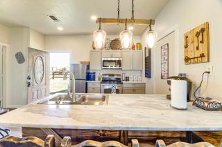 1 Mi to Lake Pet-Friendly Cabin in Strawn - 4