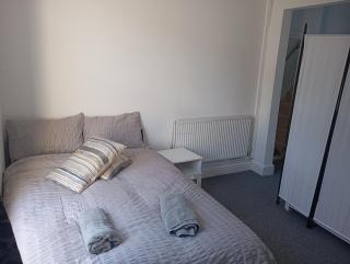 2 bedroom house Swansea budget stay - Swansea - 4