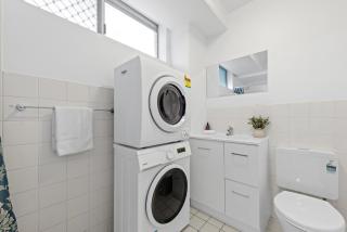Sunny 1BR Apt Near Hospital, QUT & CBD with Parking! - Brisbane - 3