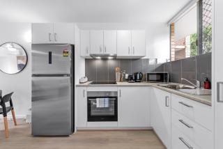 Sunny 1BR Apt Near Hospital, QUT & CBD with Parking! - 6