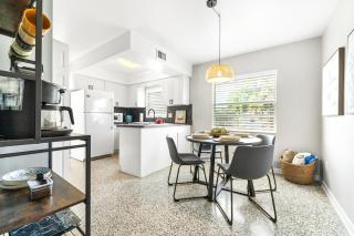 Sunny Side Up - A Charming Retreat - Tampa - 2