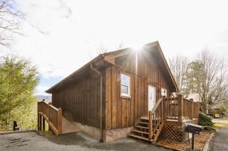 Great View Location Studio Log Cabin Hot Tub - 4