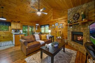 Location Log Cabin Hot Tub Fireplace Pool Fishing - Pigeon Forge - 8