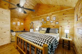 Location Log Cabin Hot Tub Fireplace Pool Fishing - Pigeon Forge - 6