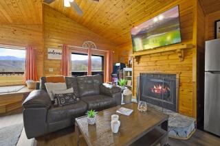 Great View Location Studio Log Cabin Hot Tub - 8