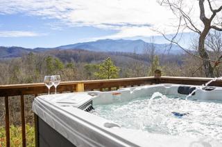 Great View Location Studio Log Cabin Hot Tub - 3