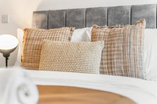 Opulent 2BR Balcony & Breathtaking skyline views - 3