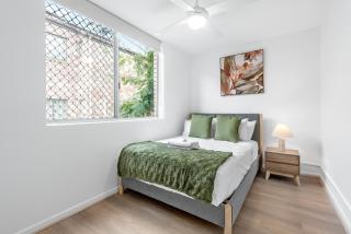 Spacious 2BR Near Hospital, QUT and CBD with Parking! - Brisbane - 4