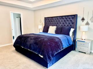 King Suite - Game Room - Gym - Private Bath - Hot Tub - 0