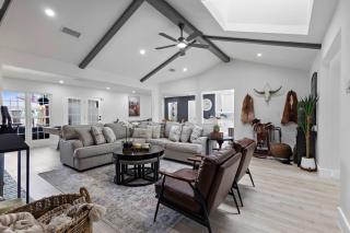 Family Platinum Escape with Heated Pool and Gameroom - Richardson - 2