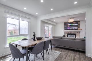 Chic 3BR Luxury Modern Villa - Toronto - 2