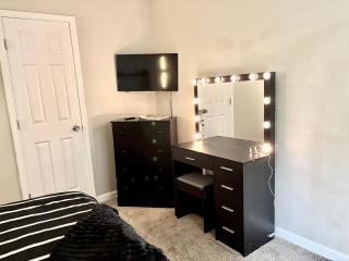 Queen Suite - Gym - Game Room - Hot Tub - 4