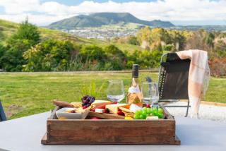 Soak & Stay Acacia Bay - spa, pet, family friendly - Taupo - 9