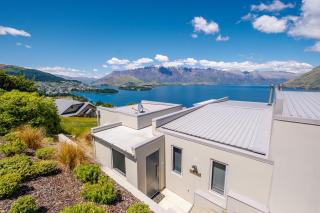 Ataahua - Lake and Mountain Views with a Hot Tub - 9