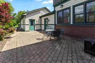 Spacious Downtown Apartment with Free Parking - 8