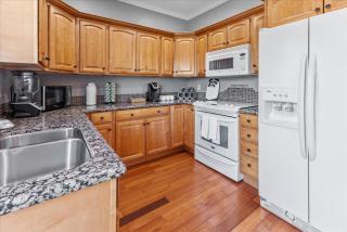 Stylish 2-Story Retreat w Balcony & Parking - Indianapolis - 2