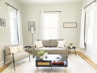 Jennifer's Stylish & Modern Broadway Getaway - Providence - 8