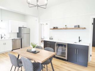 Jennifer's Stylish & Modern Broadway Getaway - Providence - 6