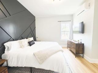 Jennifer's Stylish & Modern Broadway Getaway - Providence - 5