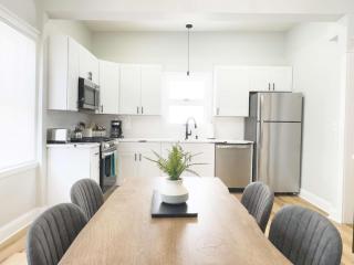 Jennifer's Stylish & Modern Broadway Getaway - 2