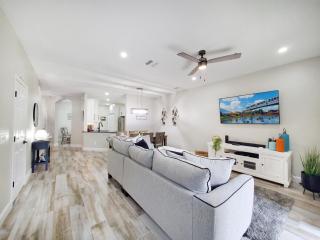 Gated 3BR 3BA Townhome Near Disney w Pool and Gym - Orlando - 0
